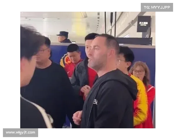 泰国羽毛球名将因达农退役仪式举行 百名球迷机场热烈迎接 泰国羽毛球名将因达农退役仪式举行 百名球迷机场热烈迎接